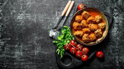 طريقة عمل صينية الكفتة بالطماطم