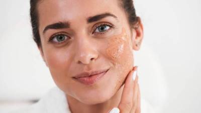 روتين بسيط لتقشير بشرتك حسب نوعها