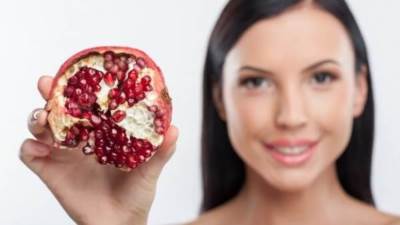 تعرفي على أهم فوائد الرمان لصحة البشرة