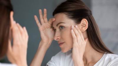 أعراض لنقص فيتامين د تظهر على بشرتك