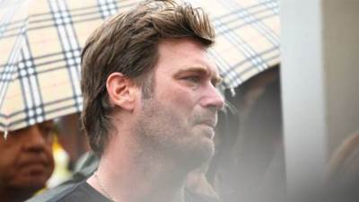 انهيار الفنان التركي كيفانش تاتيلتوج في جنازة صديق عمره