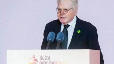 استقبال حافل للفنان حسين فهمي في مهرجان الباندا الذهبية