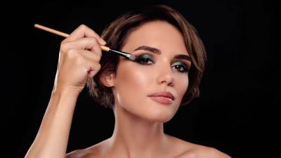 مستحضرات مكياج باللون الأخضر من أشهر العلامات العالمية