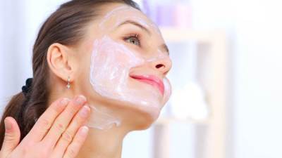 قناع ماء الورد مع الزبادي لتفتيح البشرة