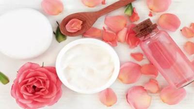 قناع ماء الورد وجوز الهند لترطيب البشرة