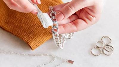 طرق تنظيف المجوهرات الفضية في المنزل