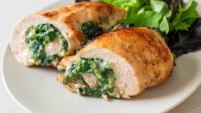 طريقة عمل صدور الدجاج المحشية بالسبانخ