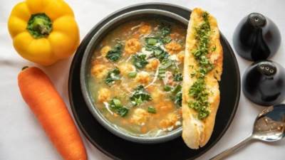 طريقة عمل شوربة الدجاج بالجزر والذرة