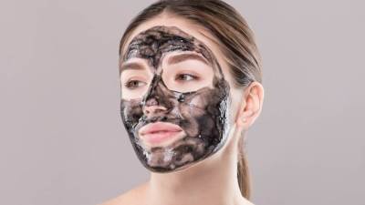 جربي ماسك الفحم والطين للتخلص من الرؤوس السوداء