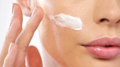 تعرفي على فوائد الكريم لبشرتك.. والطرق الصحيحة لاستخدامه