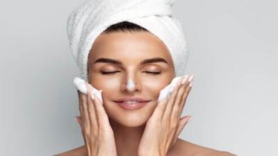 باقة من أفضل أنواع الغسولات الطبيعية للبشرة الدهنية