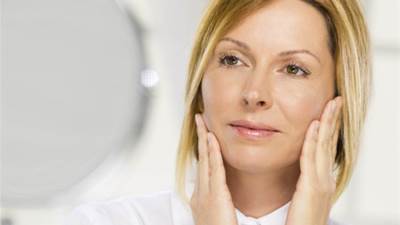 كيف تختارين المستحضرات المناسبة لبشرتك في سن الأربعين؟