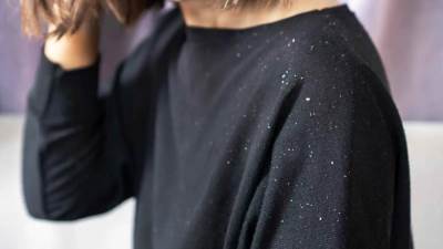 أسباب ظهور قشرة الشعر وطرق علاجها