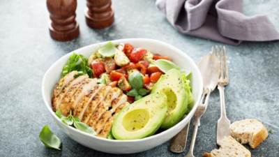 طريقة عمل سلطة الدجاج المشوي مع الأفوكادو والخس