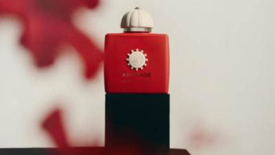 عطر "Love Hibiscus" من علامة أمواج، أنوثة غامضة تنبض بالحياة
