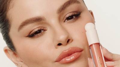 تألقي مع ملمّع الشفاه POSITIVE LIGHT LUMINIZING LIP GLOSS من علامة RARE BEAUTY