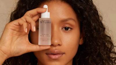 دلّلي بشرتك بترطيب عميق مع سيروم الهيالورونيك من DR. BARBARA STURM