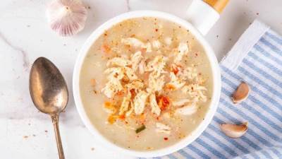 طريقة عمل شوربة الدجاج الكريمية بقوام غني ولذيذ