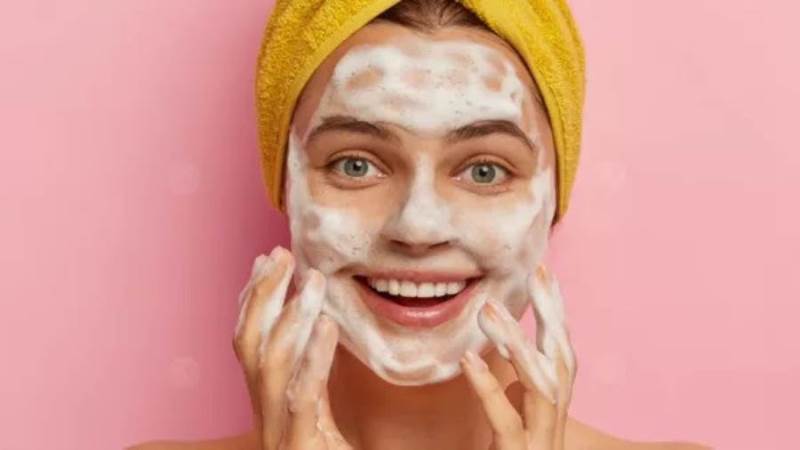 إليك مجموعة من أفضل غسولات البشرة الجافة