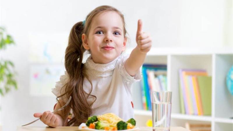 أطعمة تساعد طفلك على التركيز أثناء الدراسة